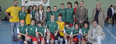 Les jugadores de la categoria infantil femenina de l’Handbol Sant Quirze es proclamen sots campiones de Catalunya