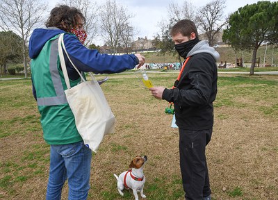 Agents cívics informen aquests dies les persones propietàries d’animals de companyia sobre la tinença responsable 