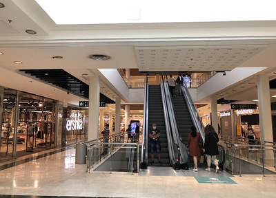 Els centres comercials i els establiments de més de 400 metres quadrats obren des d'avui dilluns