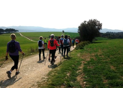 Més de 80 participants de Sant Quirze en una caminada solidària de l'Ateneu del Món