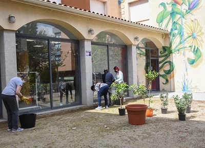 "El Jardí dels Sentits" aporta benestar i relax a les persones grans que hi participen 