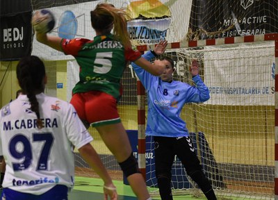 Primer triomf de l'handbol femení a la Divisió d'Honor