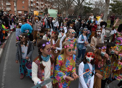 La ciutadania omple els carrers per celebrar el Carnestoltes