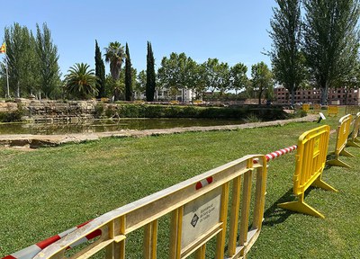 Comencen les tasques de buidatge del llac del parc de les Morisques