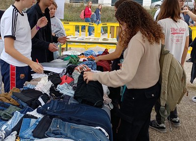 La Swap Party de l'Institut anima l'alumnat a contribuir en l'economia circular