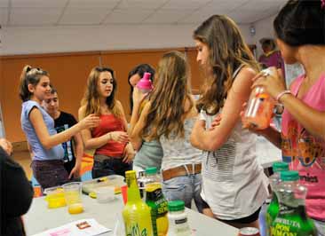 Nois i noies aprenen a fer cóctels sense alcohol a l'Espai Canya Jove