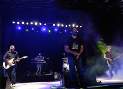 Prop de 8.000 persones segueixen un concert de luxe d'Antònia Font a Sant Quirze