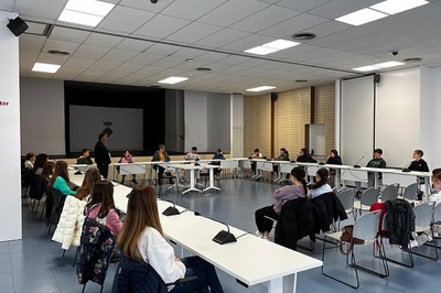 Alumnat de sisè de l'Onze de Setembre visita la sala de plens