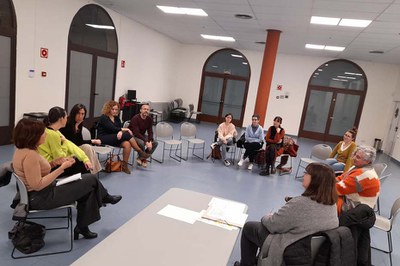 Arrenca el grup de treball per debatre l'ús del mòbil en menors