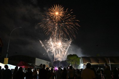 El castell de focs tanca una Festa Major molt participativa.