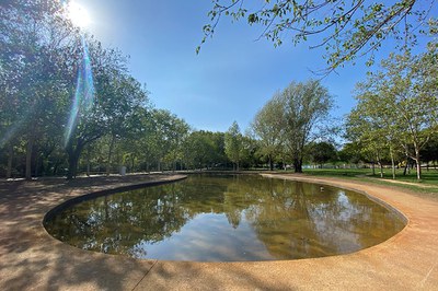 El llac del parc de la Betzuca s’il·lumina de verd pel Dia Mundial de la Meningitis.
