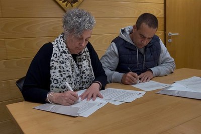 L’Ajuntament de Sant Quirze del Vallès i la representació dels marxants del mercat ambulant de Can Torras signen un acord per a la renovació de les parades