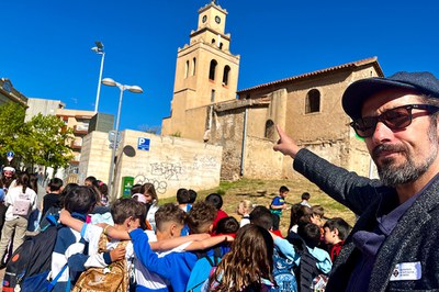 El conserge Quirze acompanyant els infants