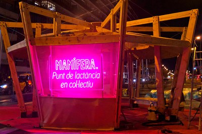Mamífera, punt de lactància durant la Festa Major