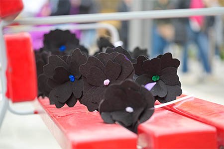Flors en memòria a les víctimes
