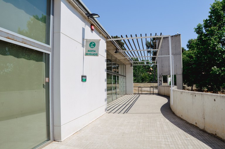 biblioteca-entrada-exterior.jpg