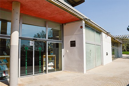 biblioteca-exterior-entrada.jpg