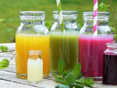 Activitat intergeneracional de smoothies, tennis taula i petanca