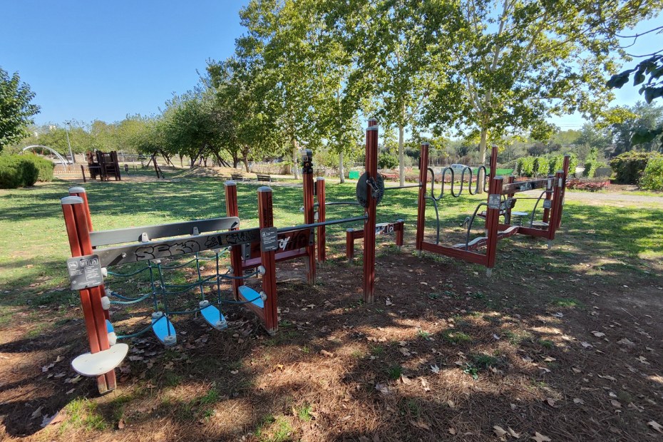 Màquines per fer exercici a l'aire lliure del parc infantil de Los Rosales